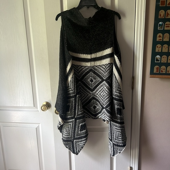 Aztec Cardigan Vest - Picture 2 of 3
